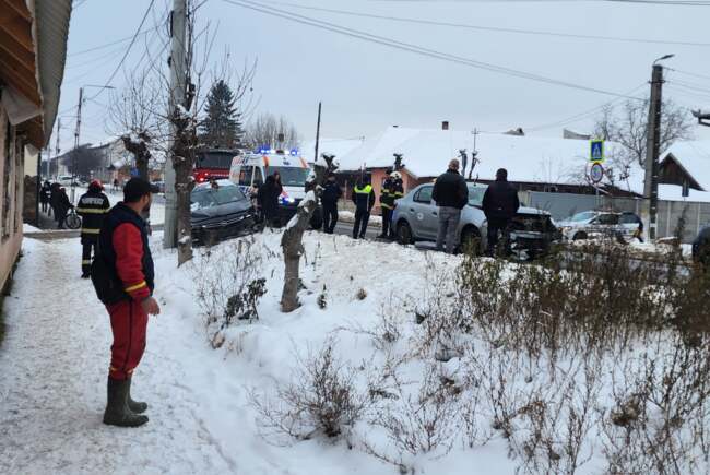 Accident grav la Marghita. Un copil de 3 ani și mama lui, duși de urgență la spital