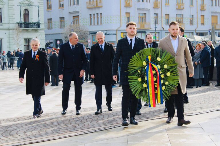 Orădenii s-au prins în horă, în Piața Unirii, de  Ziua Unirii Principatelor Române