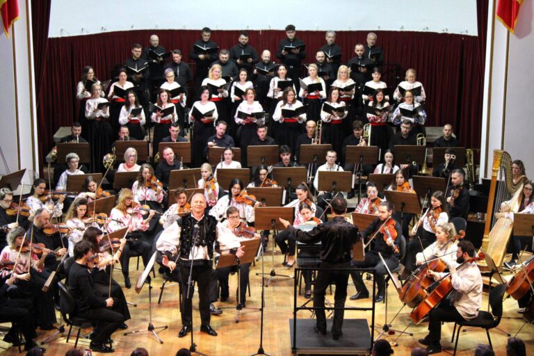 Seară românească, la Filarmonica din Oradea. Publicul a cântat alături de artiștii invitați (FOTO)