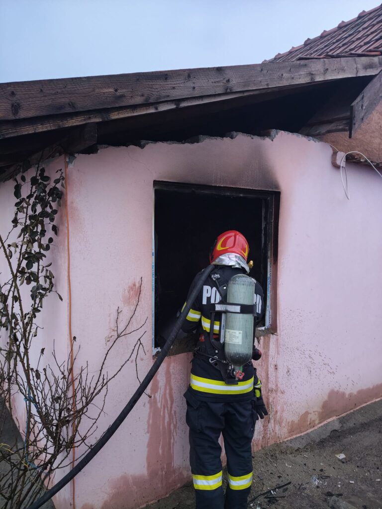 Atenție la mijloacele de încălzire! Incendiu într-o locuință din Parhida, provocat de jarul căzut din sobă