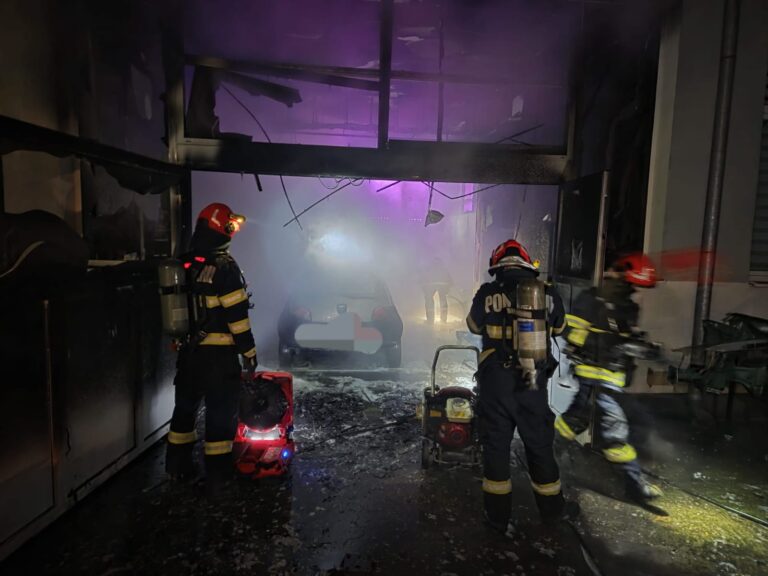 Incendiu de amploare într-o clădire a Universității din Oradea. Atelier și laborator distruse de flăcări