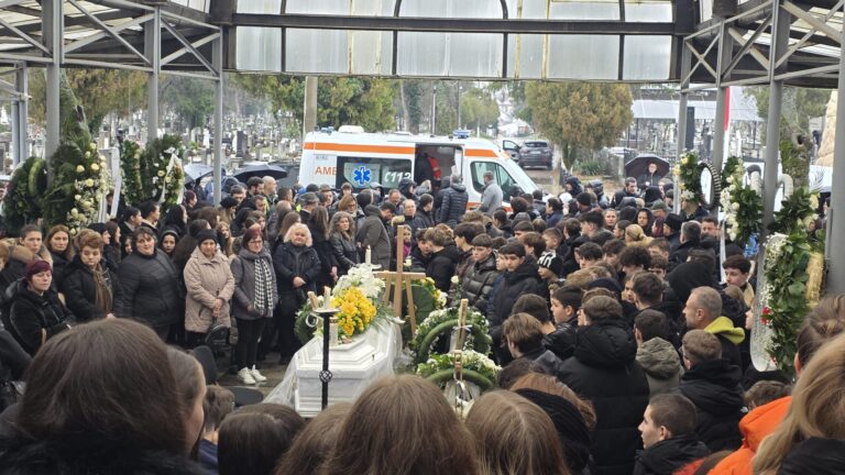 Oradea, în tăcere la despărțirea de Eduard, copilul de 13 ani care s-a aruncat de pe bloc