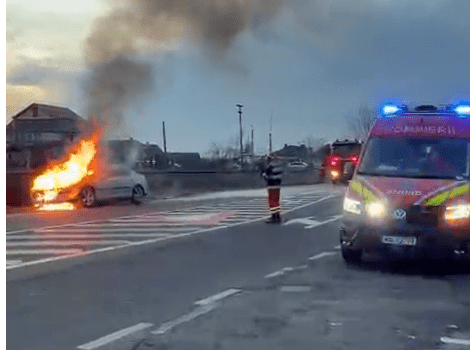 O mașină a luat foc în mers, la Chiribiș. Șoferul a scăpat nevătămat