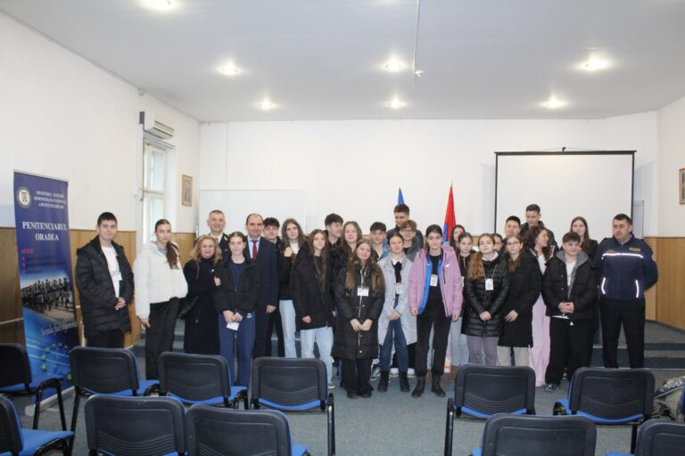 Elevi de gimnaziu, față în față cu realitatea detenției. Vizită educativă la Penitenciarul Oradea