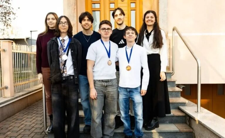 Elev din Oradea, medaliat cu bronz la Olimpiada Internațională de Inteligență Artificială. Trei medalii pentru România