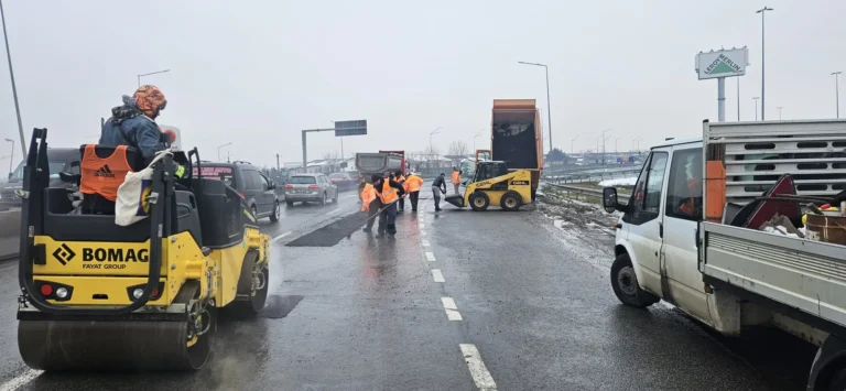 Primăria Oradea repară gropile de pe străzile din oraș. Lucrările se fac doar când vremea permite
