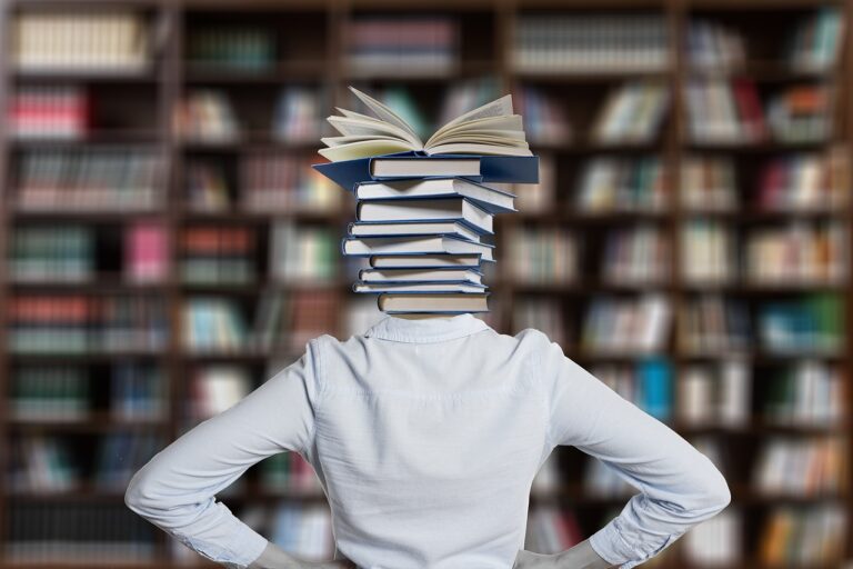 Proiect propus prin OUG: Indemnizația pentru titlul de doctor, redusă la jumătate. Cine sunt cei afectați și câți bani le mai rămân în portofele