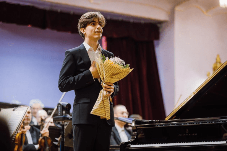 Pianistul orădean Dominik Ilisz, viitoarea stea a muzicii clasice. Sala Filarmonicii arhiplină, bilete sold-out