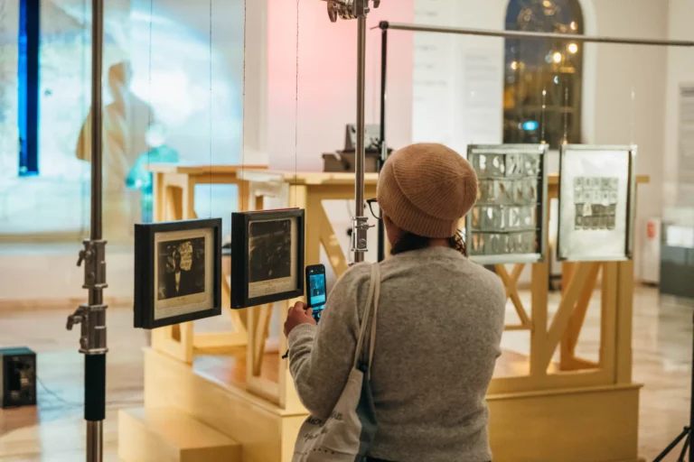 [IN] ABSENTIA – expoziție de artă contemporană la Muzeul Istoriei Evreilor