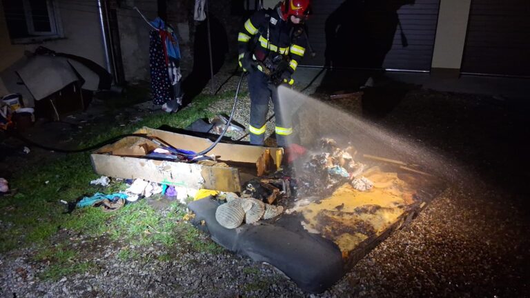 Aproape de o tragedie în Oradea. O casă a luat foc noaptea trecută