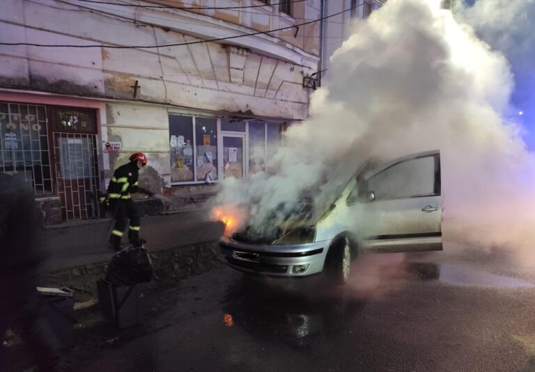 Noapte de foc în Oradea. Oameni, apartamente și mașini, în pericol