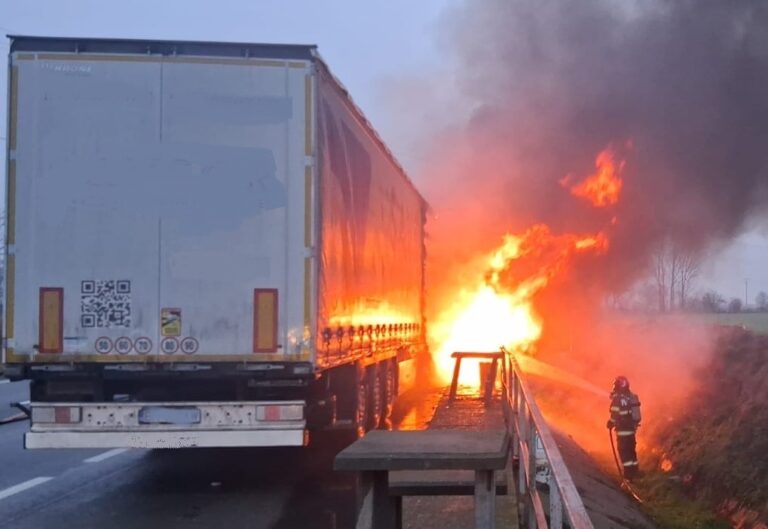 Un TIR a luat foc în mers pe DN 19, în Bihor