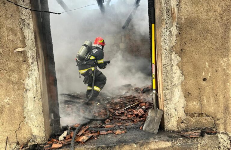 Incendiu la o locuință din Săldăbagiu de Munte. O persoană, transportată la spital