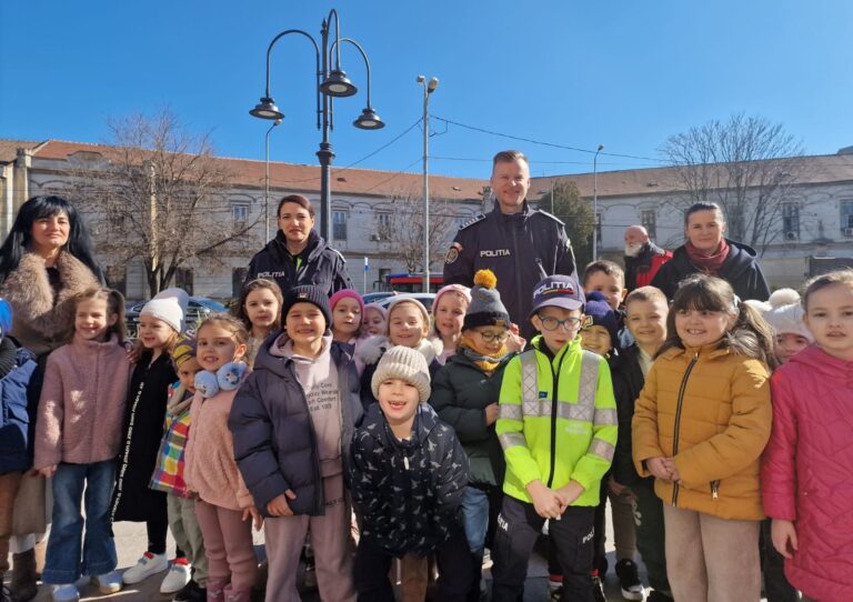 Gest emoționant la Oradea. Copiii mai multor grădinițe au împărțit sute de mărțișoare (FOTO)
