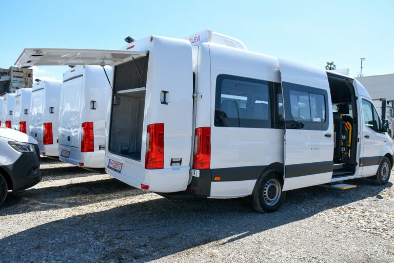 Consiliul Județean Bihor nu a acceptat microbuzele școlare cumpărate din economii – „Nu respectă condițiile cerute”