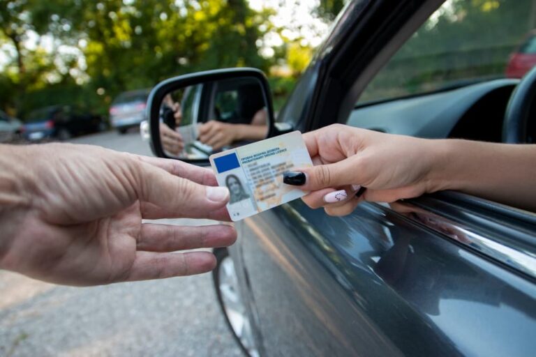 Atenție, șoferi! Nu plătiți amenzile, rămâneți fără permis. Vezi de când!