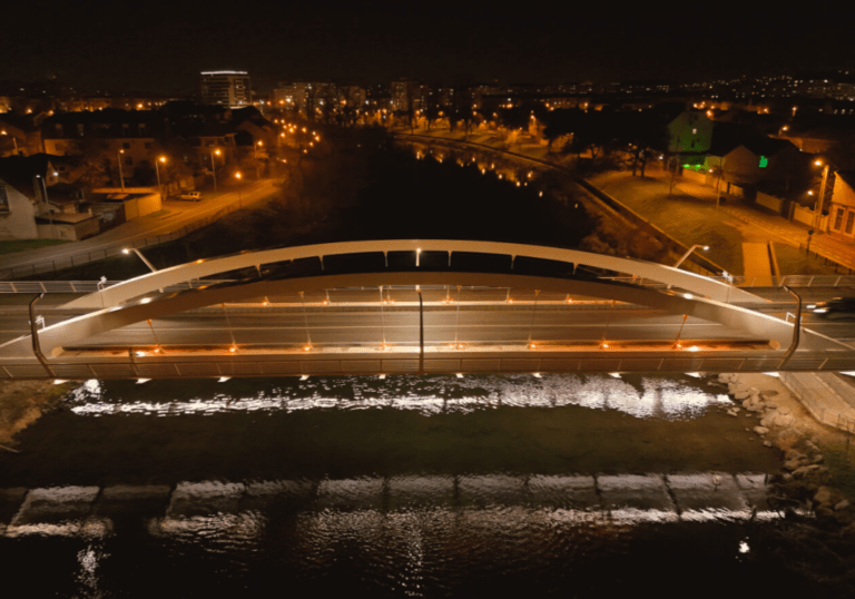 Podul Centenarului și pasajul intermodal de pe Calea Borșului, iluminate în portocaliu