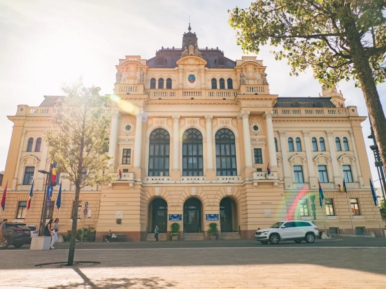 Lucrările restricționează accesul în Primăria Oradea. Vezi cum