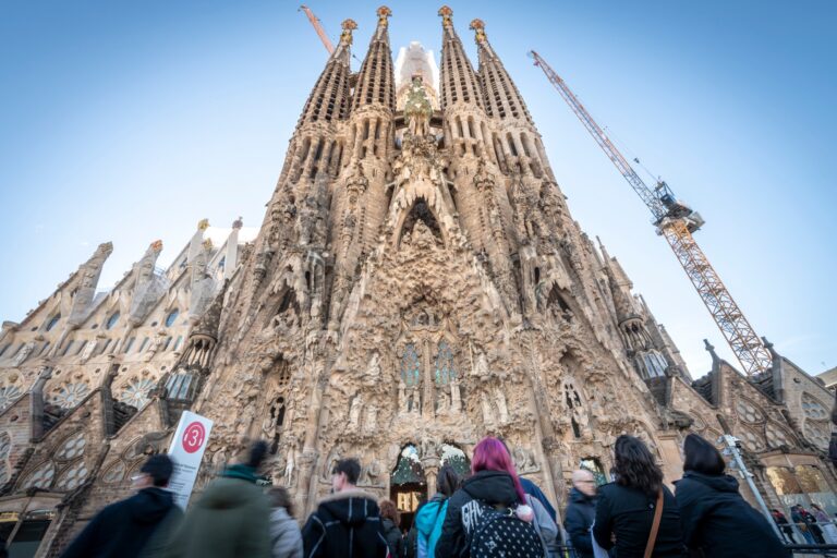Sagrada Familia, cea mai mare biserică din lume. A fost instalat ultimul element pe crucea turlei centrale