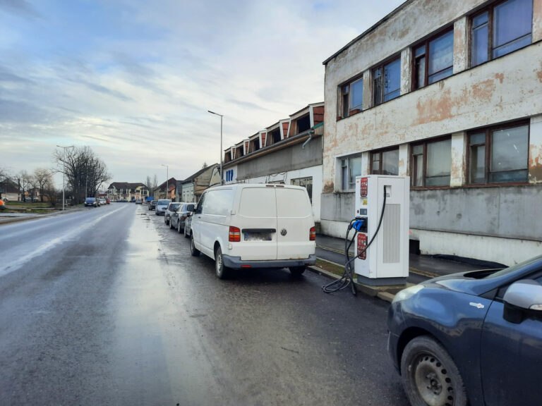 Patru stații de încărcare pentru mașini electrice, puse în funcțiune în Bihor