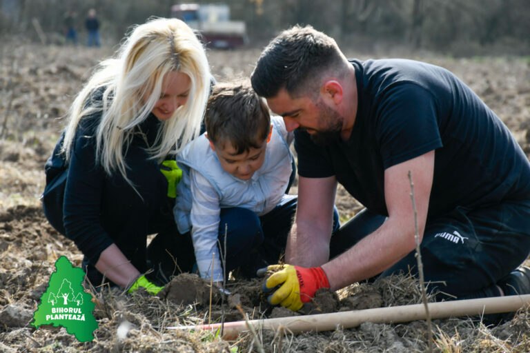 Peste 1.300 de voluntari au plantat 25.000 de puieți la Păușa, în cadrul proiectului „Bihorul Plantează” (FOTO)