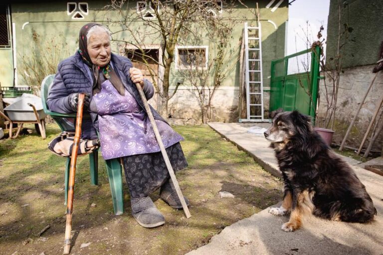 Interviu cu mama premierului Ilie Bolojan: „Ai crescut dintr-un pământ puternic. Fă ce știi că trebuie făcut”