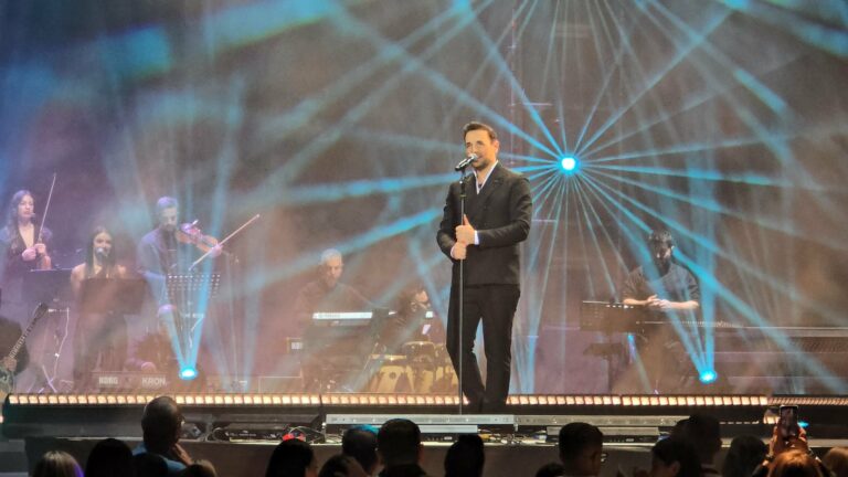 Două ore în Grecia, la Oradea. Nikos Vertis a făcut din Oradea Arena o mare de voci și lumini