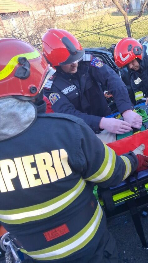 Tragedie pe DN 1, în Bihor. O femeie de 55 de ani a murit în urma unui grav accident rutier, alte două persoane au ajuns la spital