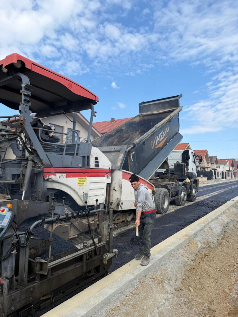 Se toarnă primul strat de asfalt pe strada Bajor Andor din cartierul Oncea