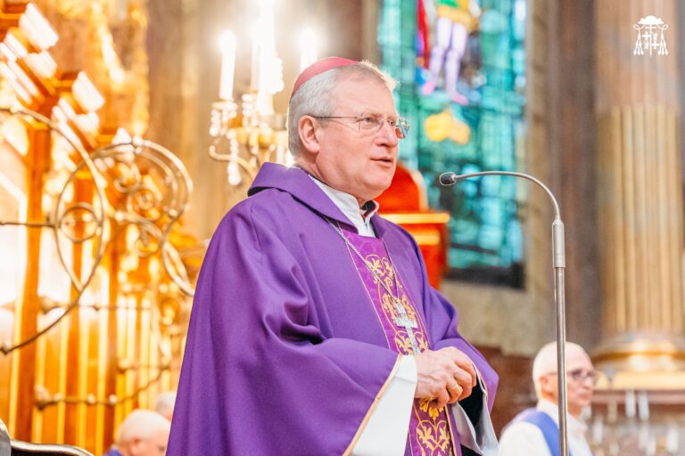 Episcopul romano-catolic de Oradea: „Paștele este un nou început, chiar și într-o lume plină de nesiguranță”