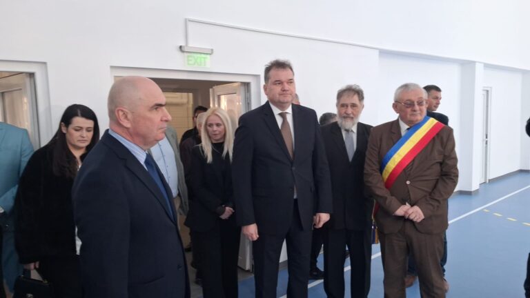 Investiții de 9 milioane de euro finalizate la Aleșd. Ilie Bolojan: condiții mai bune la școală și la spital înseamnă o viață mai bună