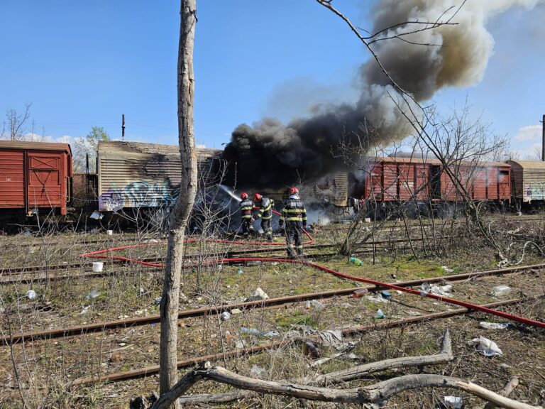 Incendiu la un vagon dezafectat în zona Gării Velența din Oradea