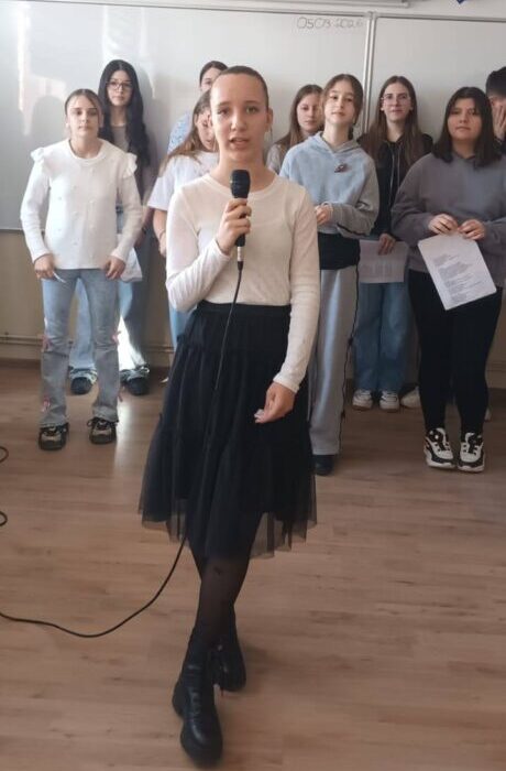 Spectacol de 8 Martie pregătit de elevi la sat, în cadrul proiectului „Muzica – Ecoul Inimii”