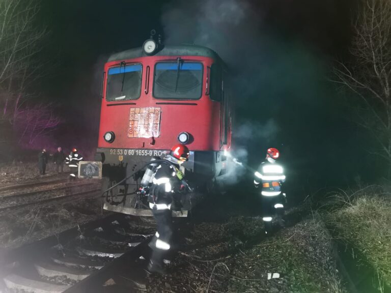 Incendiu la o locomotivă în Oradea. Intervenție a pompierilor în Gara Episcopia