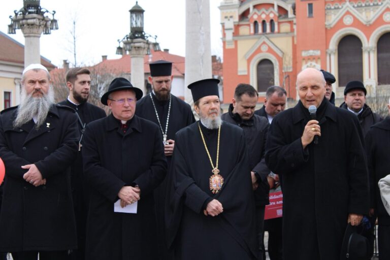 Câteva sute de oameni au ieșit în ploaie, la Oradea, pentru Marșul pentru viață. Mesaje pentru mame și copii nenăscuți