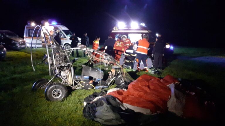 Două persoane au murit după prăbușirea unei motoparapante pe un câmp din Olosig. Victimele aveau 53 și 20 de ani (FOTO)