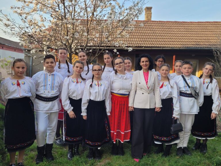 Voci de copii și tineri au umplut Biserica „Sf. Arhangheli Mihail și Gavriil” din Velența