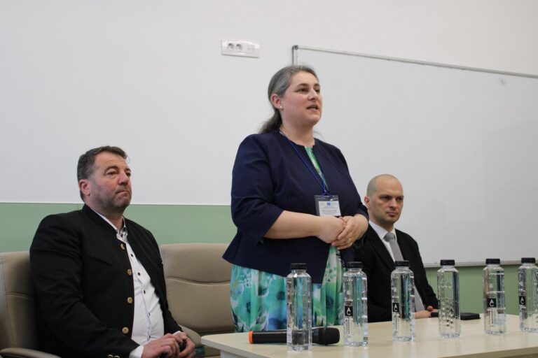 Copiii, în pericol pe internet? Proiectul Școlii Gimnaziale nr. 16 din Oradea care îi învață pe părinți și profesori cum să-i protejeze