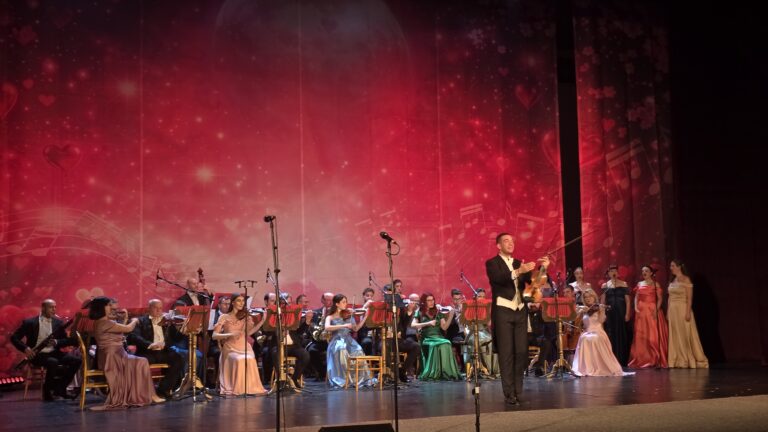 „Simfonia Iubirii”, două ore și jumătate de muzică și energie la Oradea. Unul dintre elevii lui Luciano Pavarotti a venit pe scenă (FOTO)