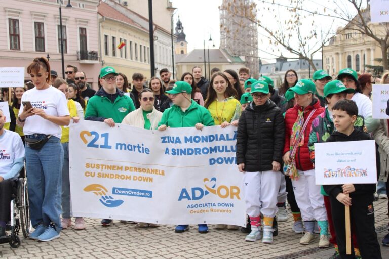„Împreună împotriva singurătății”. Flashmob în Piața Ferdinand și marș prin Oradea, de Ziua Sindromului Down