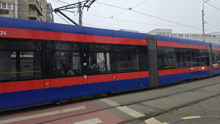 Circulația tramvaielor, blocată după ce o autoutilitară a rupt firul de contact într-o intersecție din Oradea