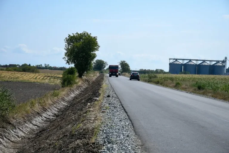 Asfalt turnat prost în Bihor. Consiliul Județean refuză recepția a două drumuri și cere refacerea lucrărilor