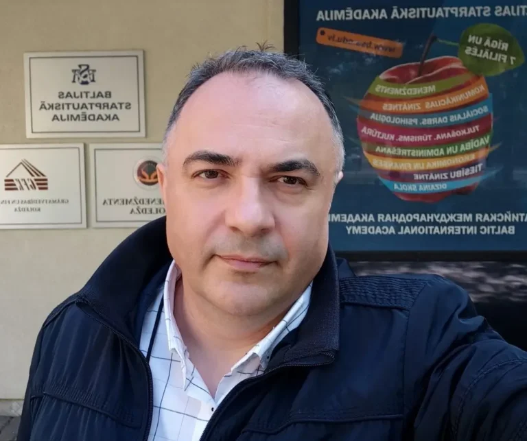 Un profesor de la Universitatea Oradea a compus, cu AI, o melodie care sintetizează principiile meseriei sale