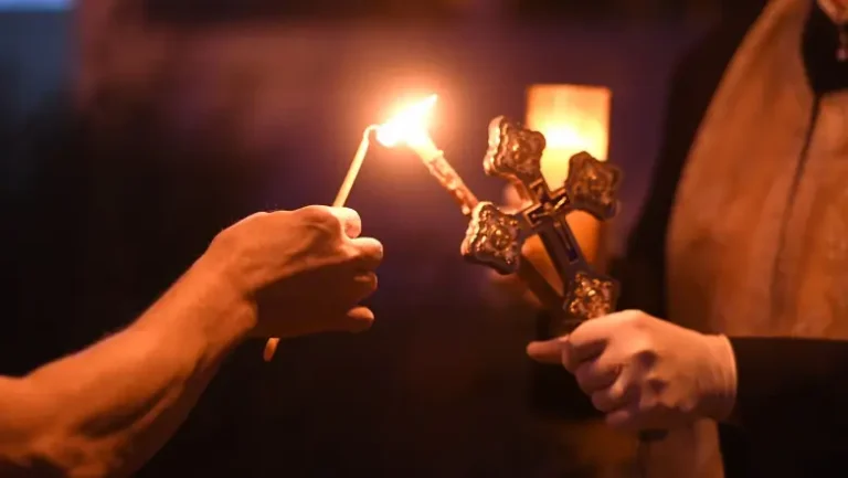 Lumina Sfântă a ajuns la Oradea. Focul a fost adus de la Ierusalim, spun reprezentanții BOR