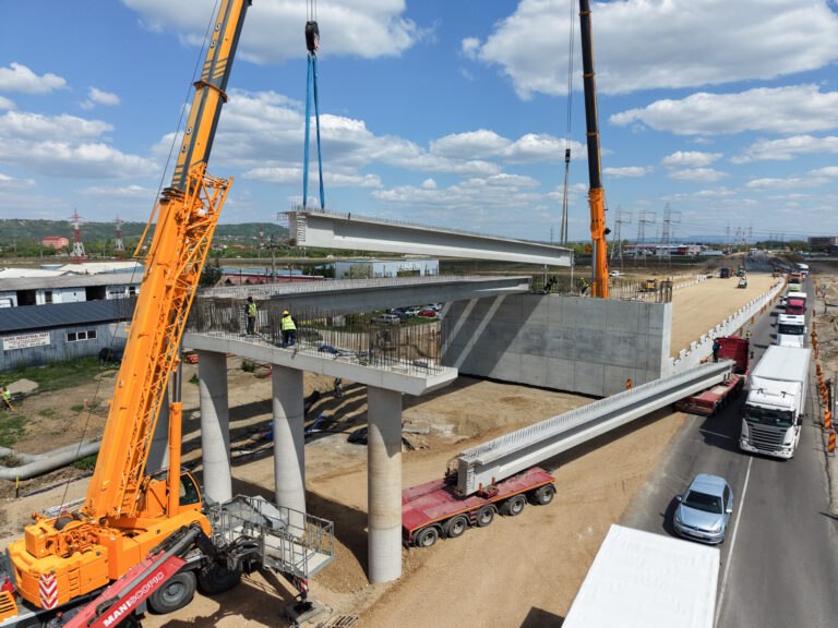Se montează grinzile la pasajul rutier de pe Centura Oradea