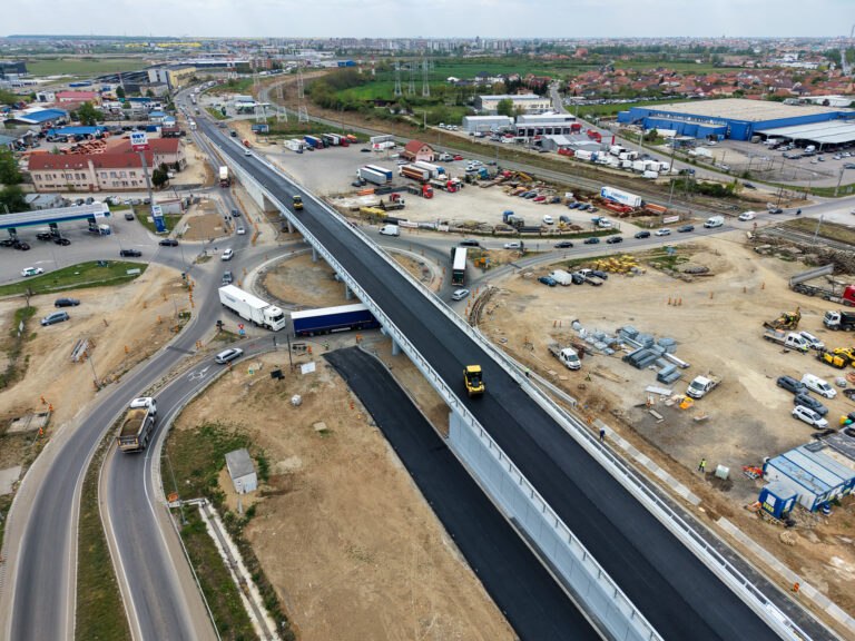 Ultimul strat de asfalt la pasajul de la Metro. Lucrarea ajunge la 90% și promite trafic mai liber spre Cluj