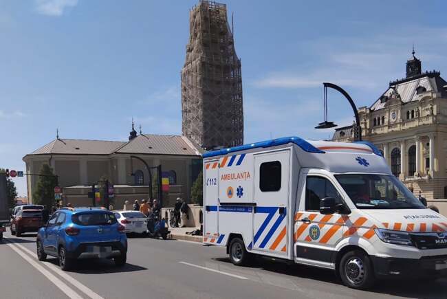 O persoană, rănită într-un accident pe Podul Sfântul Ladislau din Oradea – patru mașini și un moped au fost implicate
