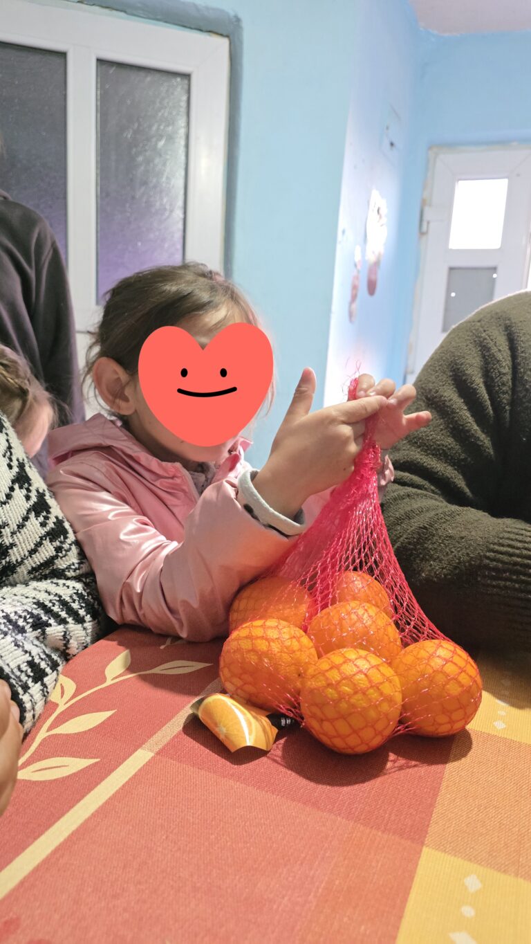Pachete cu alimente și produse de igienă, distribuite de Asociația Pro Bambini în Oradea și județul Bihor