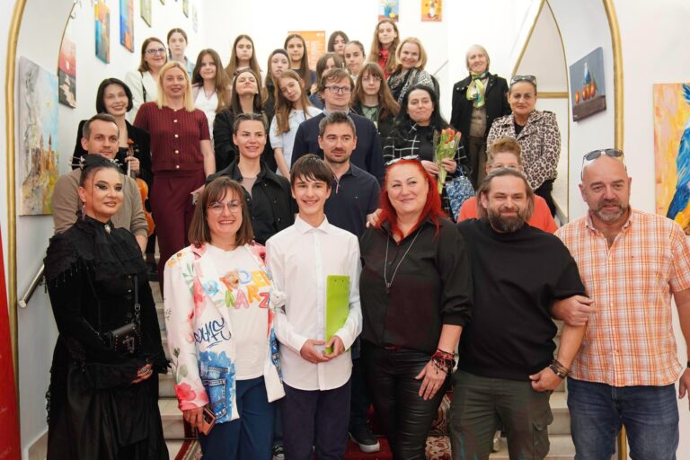 Un copil de 13 ani, 81 de tablouri și o lume întreagă în culori. „Fragmente de lume”, vernisaj cu emoție la Oradea