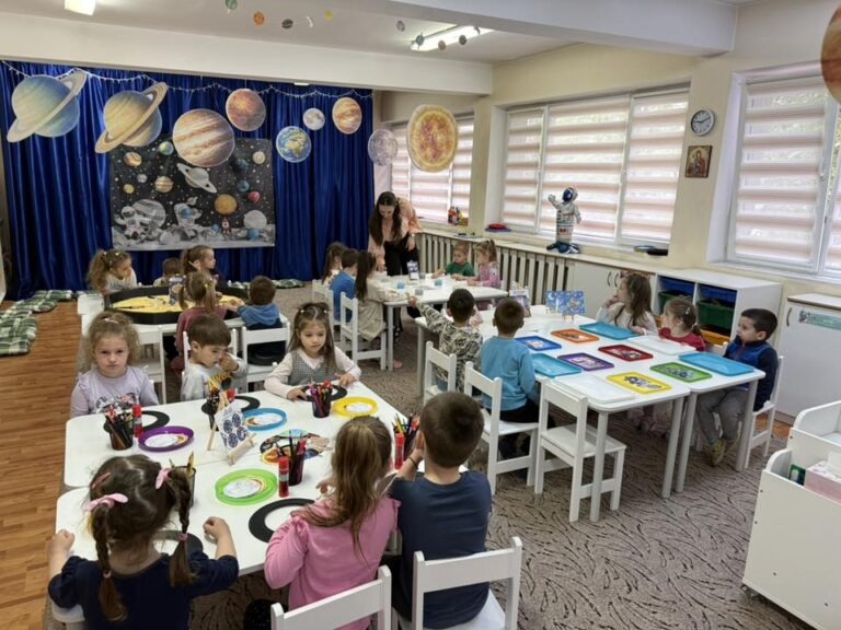 O zi printre planete și rachete. Copiii au „călătorit” în spațiu într-o lecție de neuitat